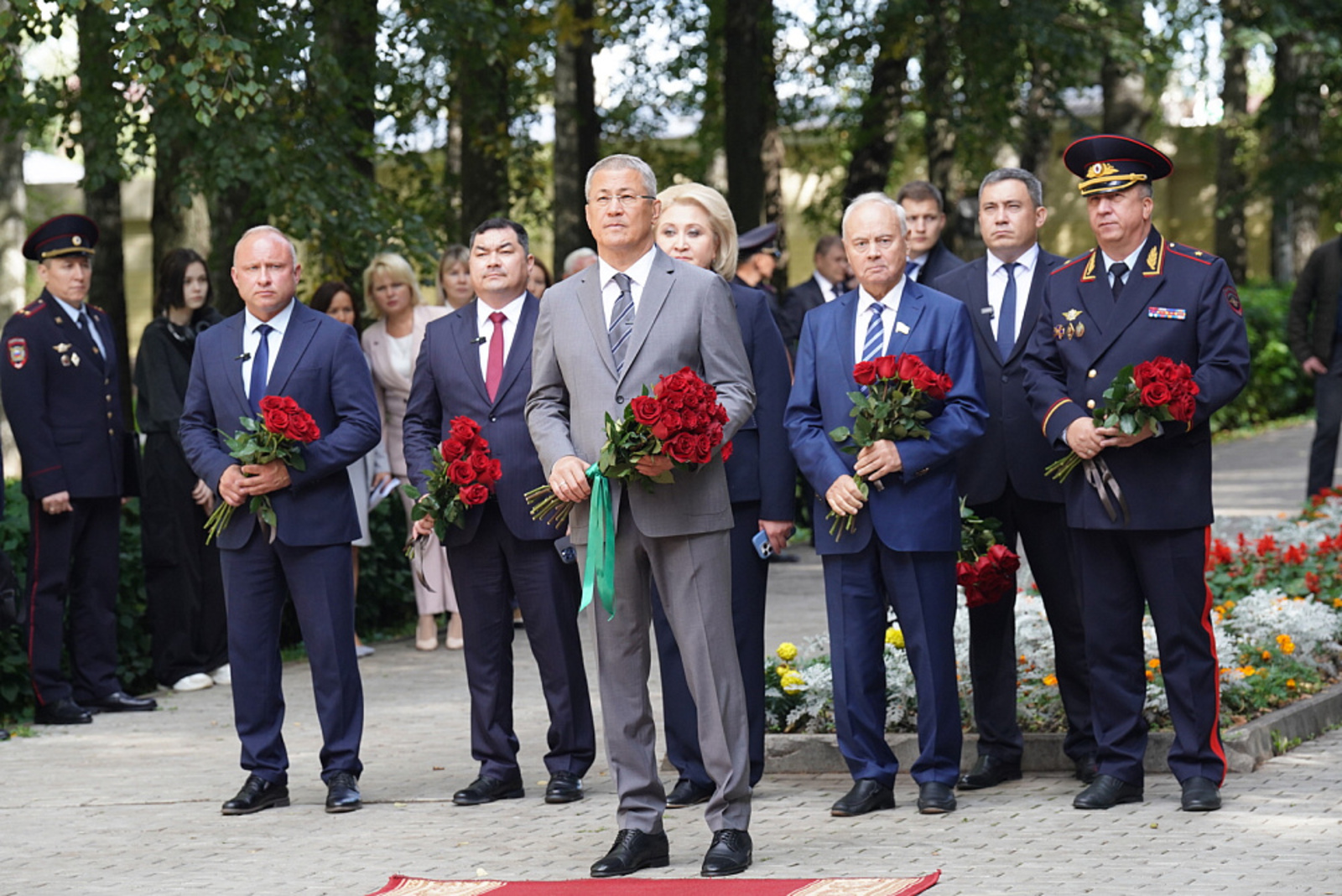 Радий Хабиров в Бирске возложил цветы к памятнику воинов-участников  ВОВ
