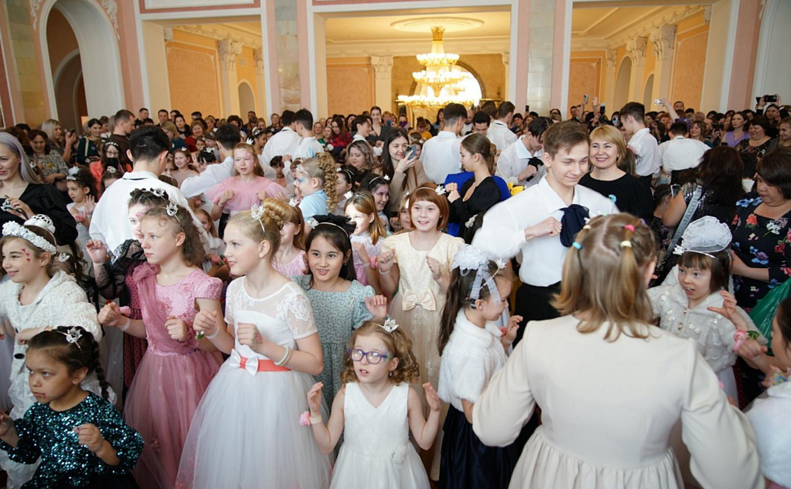 «Бал маленьких принцесс» в Уфе собрал почти 300 детей