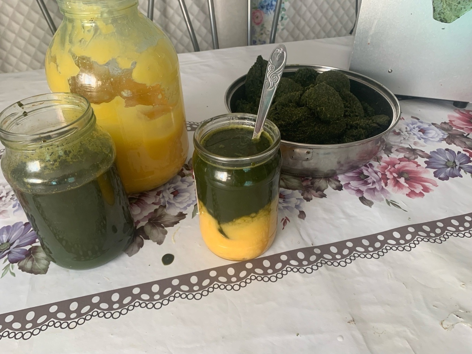 Дарыу әҙерләү өсөн яңы өҙөп алынған япраҡты ит үткәргес аша үткәрергә кәрәк