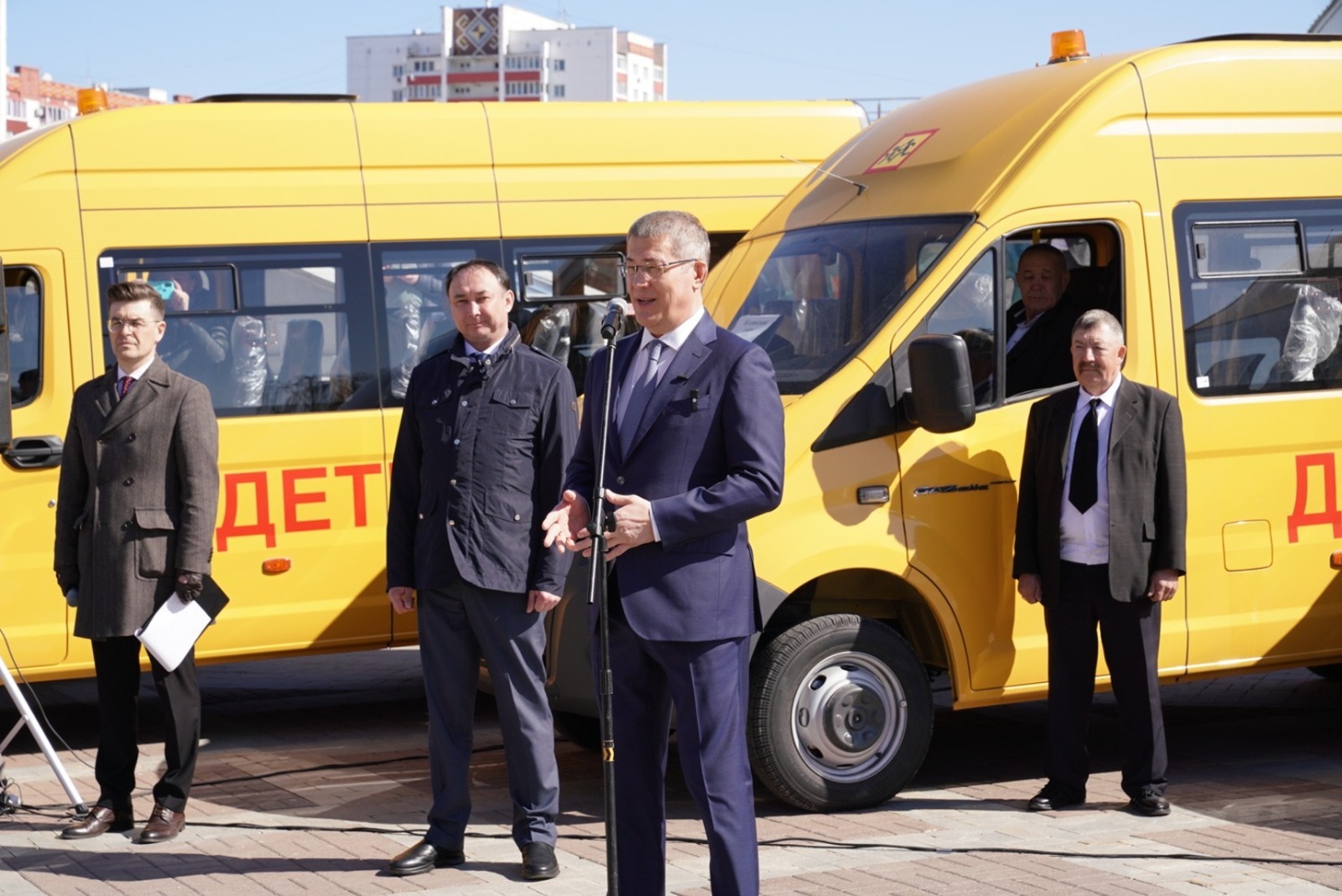 Школы Башкортостана получили 45 школьных автобусов