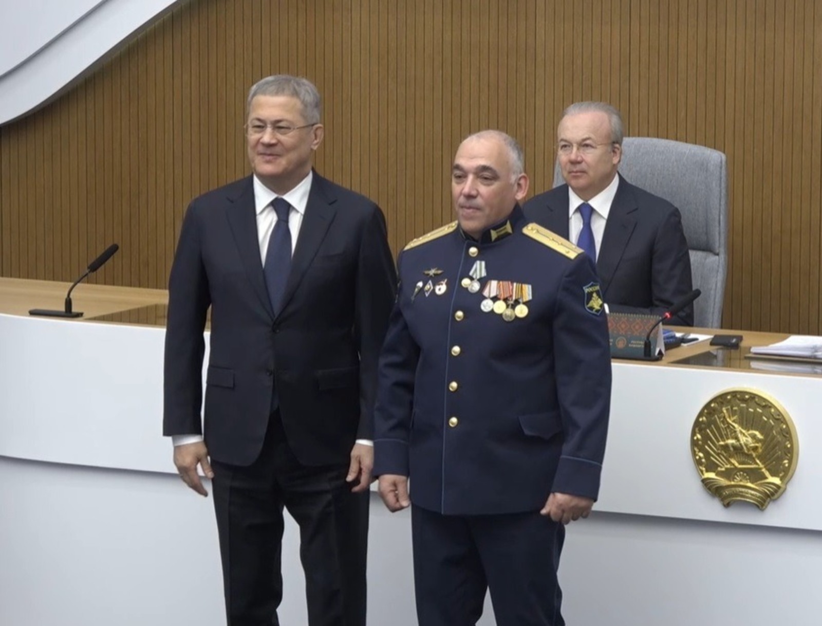 Радий Хәбиров МХО-ла ҡатнашыусыларҙы генерал Шайморатов миҙалы менән бүләкләне