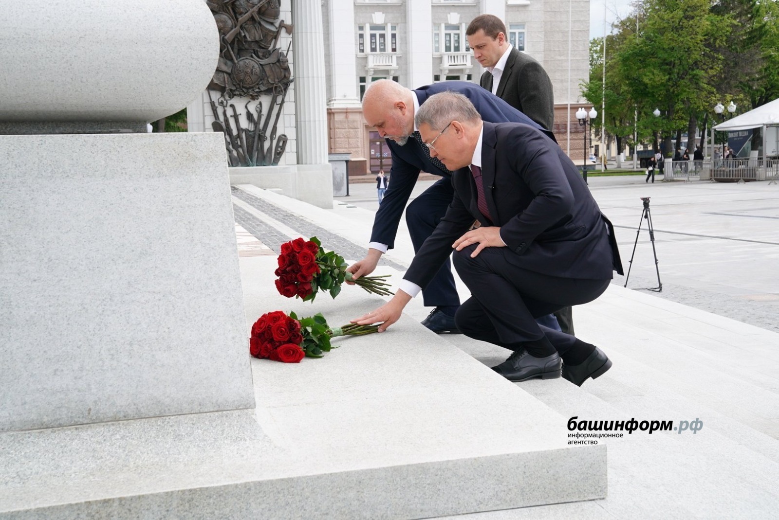 Сергей Цивилев и Радий Хабиров возложили цветы к памятнику Шаймуратова