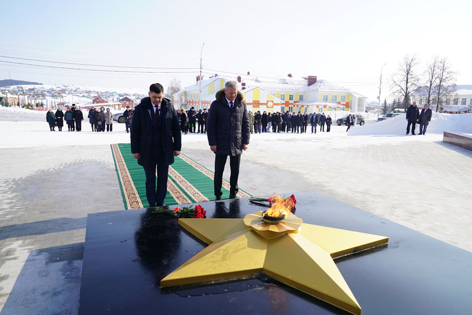 Радий Хабиров возложил цветы к мемориалу «Защитникам Отечества»